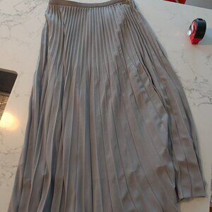 Uniqlo size M grey pleated skirt